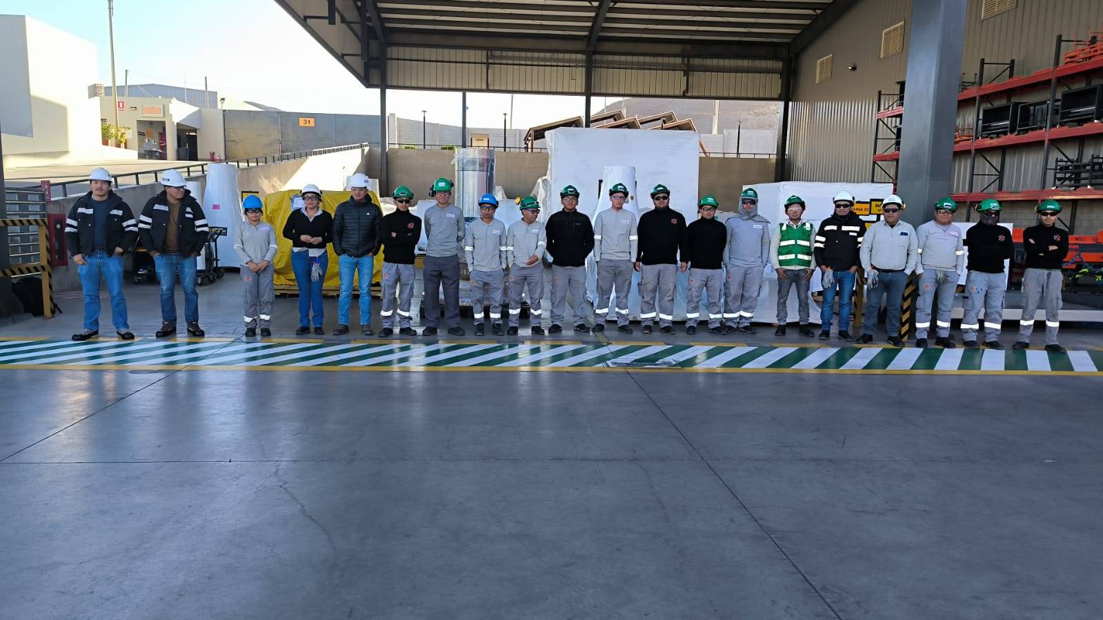 Equipo de SERELMEG en las instalaciones de un cliente