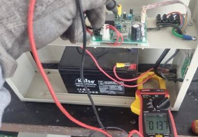 Medición eléctrica con pinza amperimétrica en un tablero de control